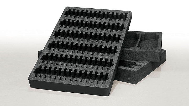 Eine antistatische Einlage aus schwarzen PE-Schaum ist eine dauerhaft leitfähige Koffereinlage