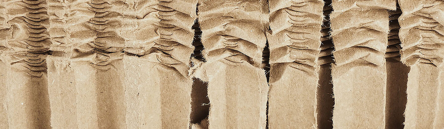 Detailansicht von Rekkor®-Wabenpolster mit komprimierter Wabenstruktur für multischockfähige papierbasierte Schutzverpackungen