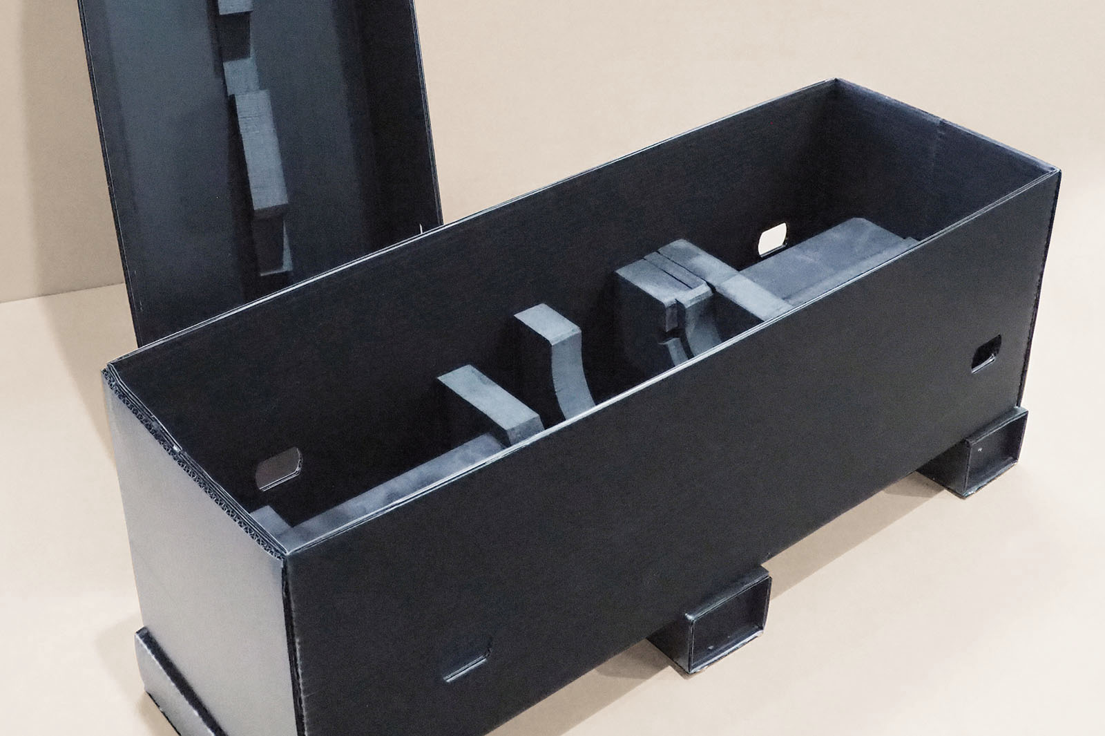 Die geöffnete HKP Transportbox zeigt auch im Deckel eine Schaumpolster Formgebung. Sie dient als Niederhalter im geschlossenem Zustand