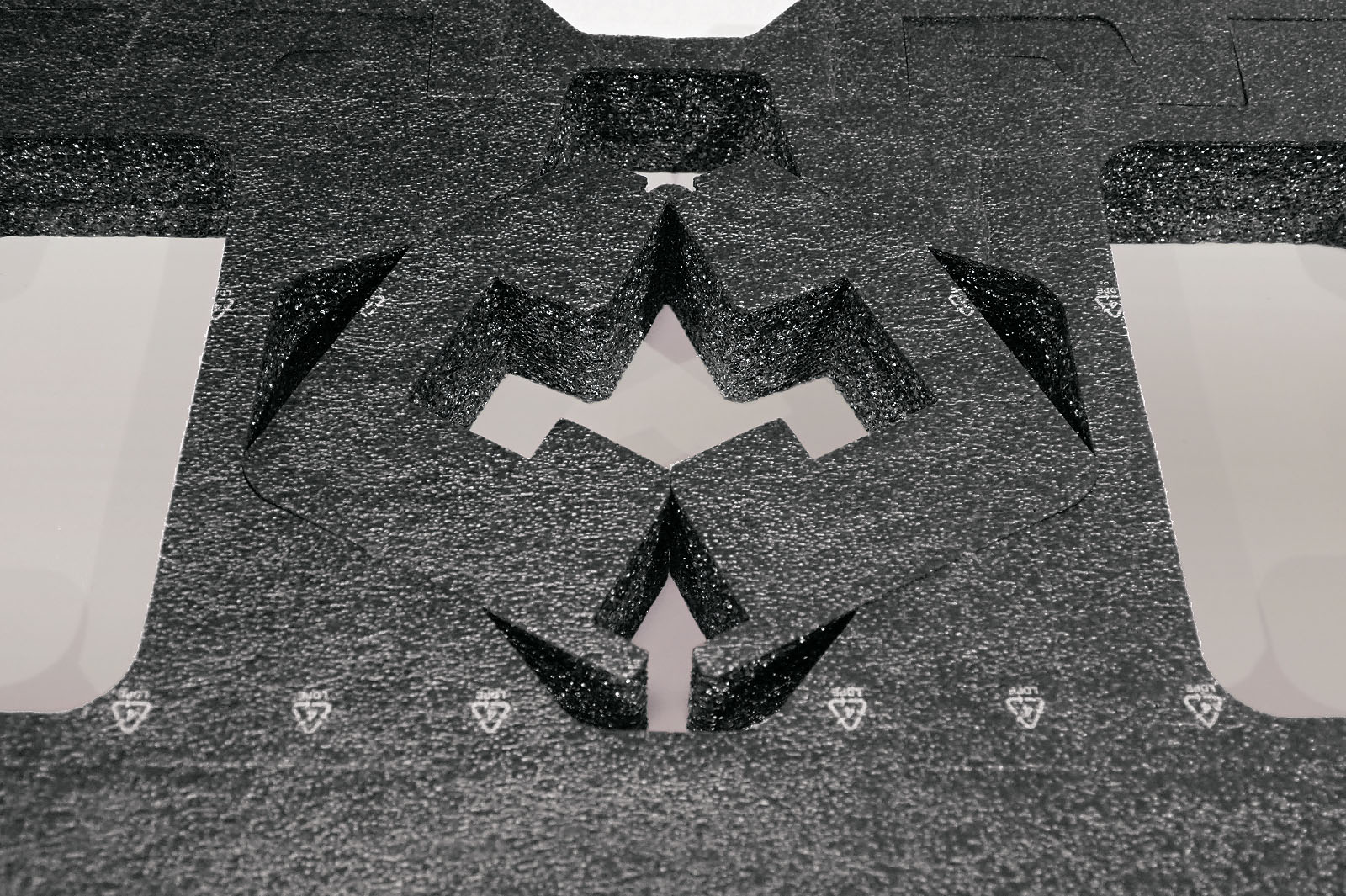 Klammer aus Recyclingschaum