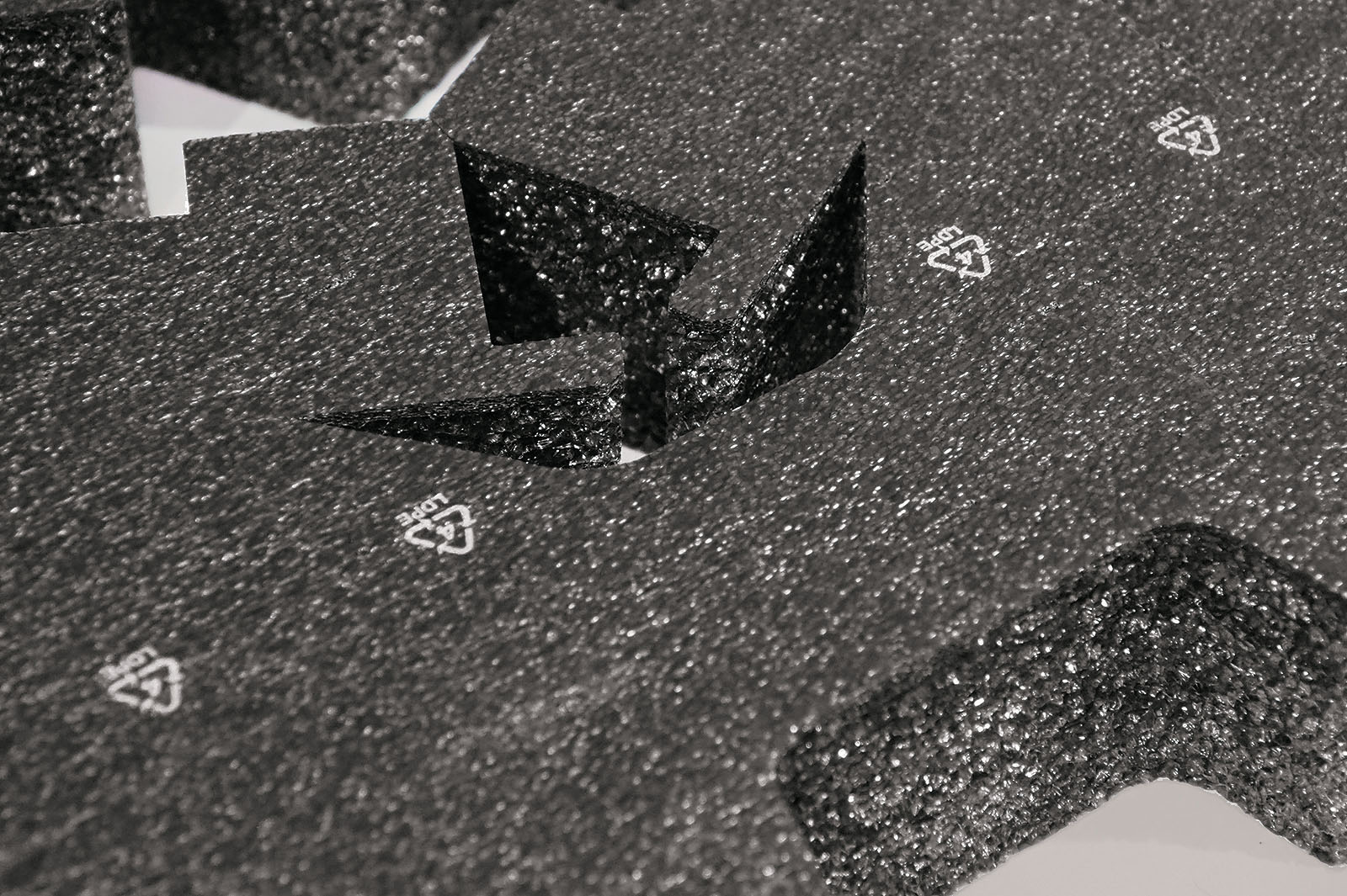 Das Schaumpolster ist mit dem entsprechendem Recycling-Hinweis gekennzeichnet.