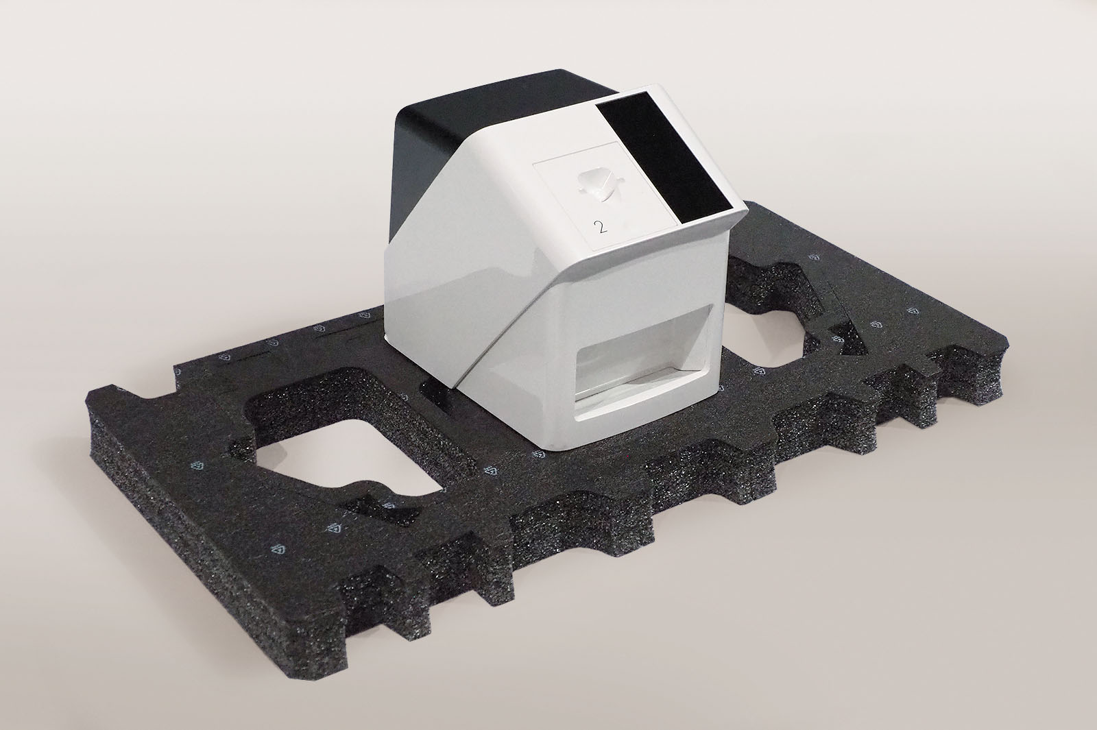 Das Laborgerät wird mittig auf dem Recyclingschaumpolster platziert.