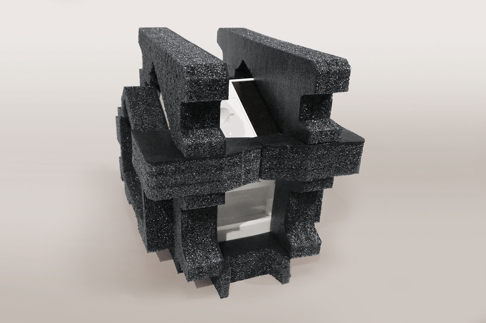 Sie dienst als Halteklammer für die äußeren Polsterelemente und wird nur einfach aufgesteckt und arretiert.