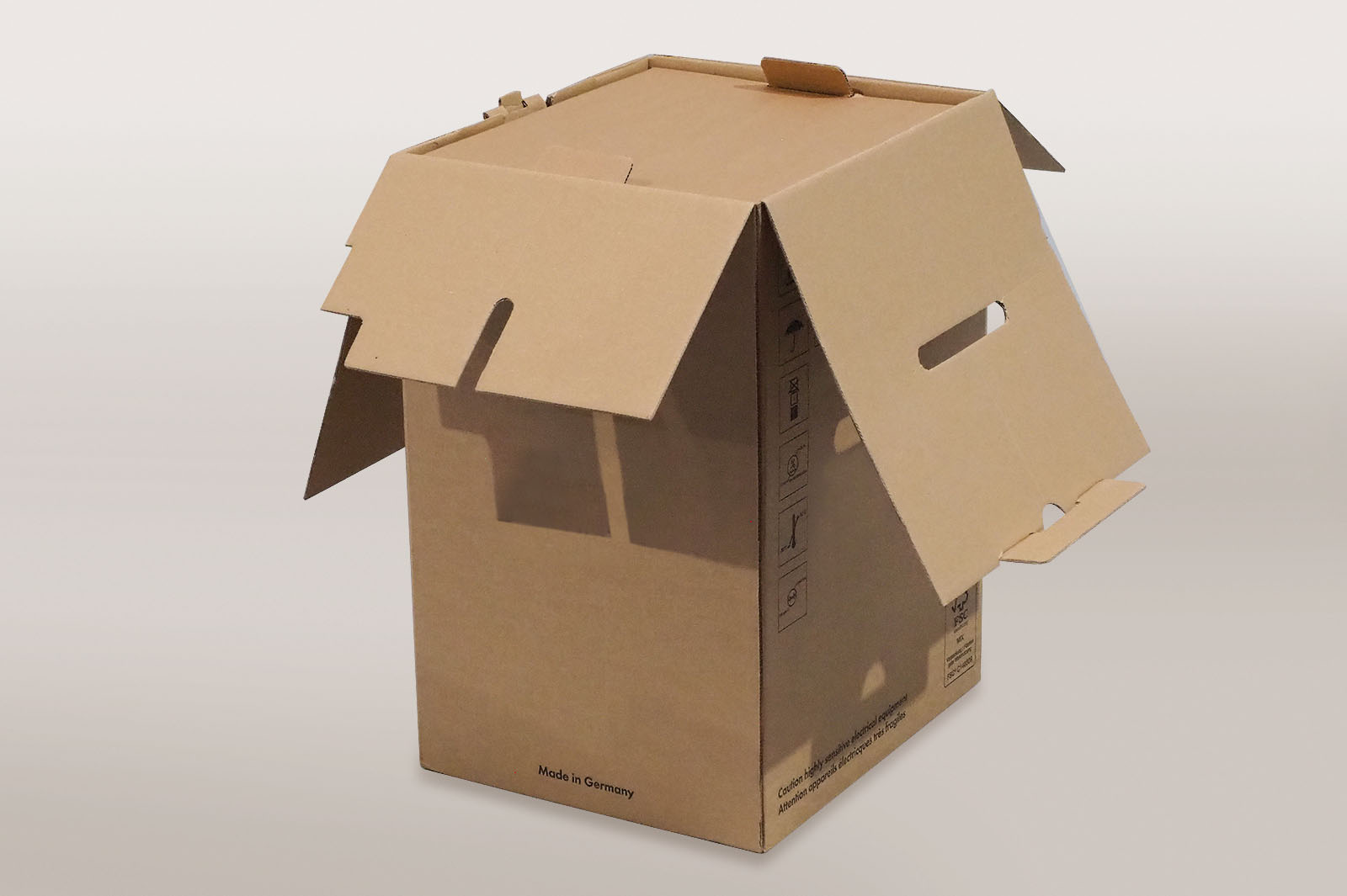 Das Abformgerät befindet sich unten im Karton. Der Zubehörkarton wird einfach oben drauf gestellt.