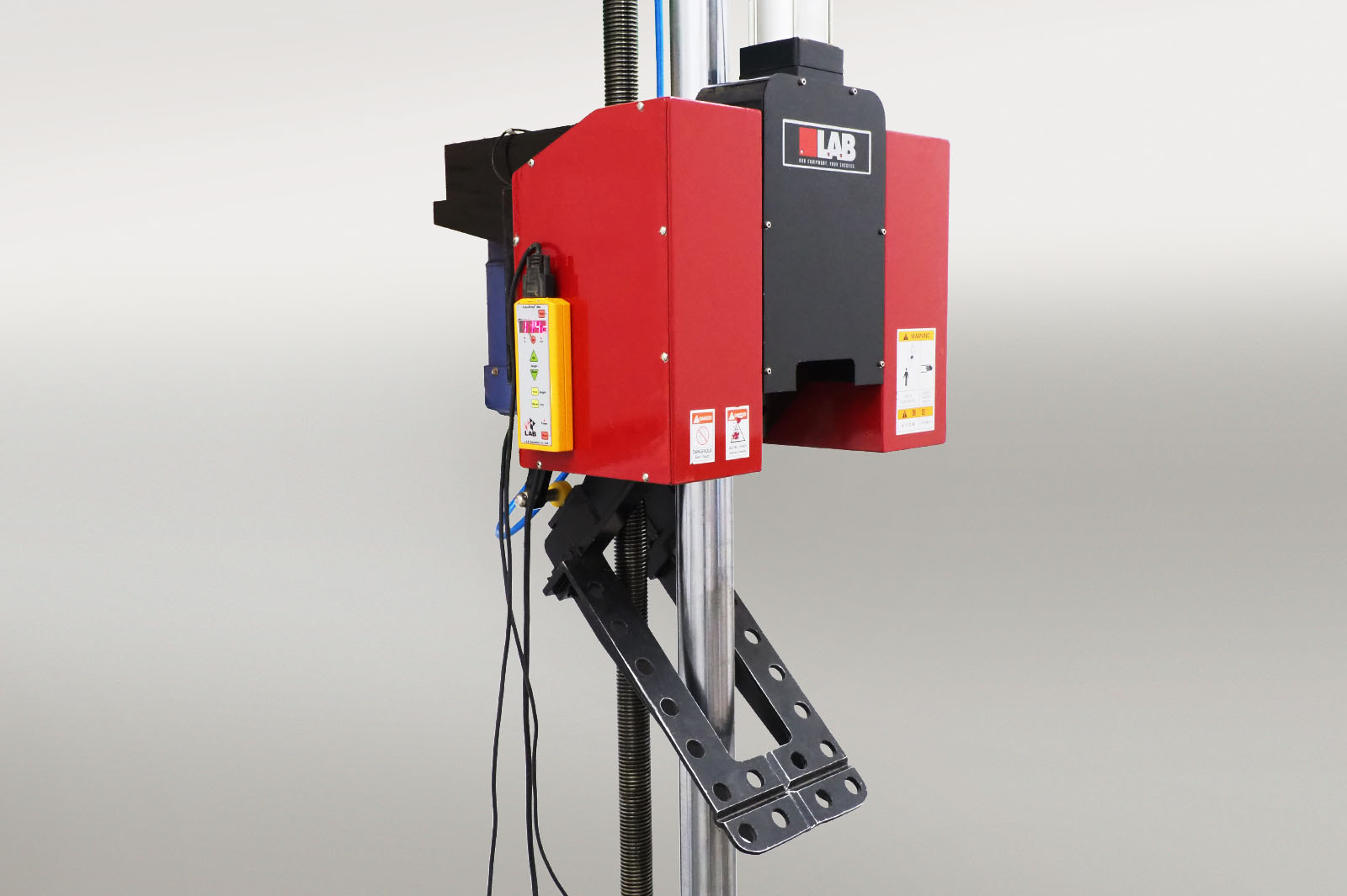 Detailaufnahme des Falltestgeräts mit Haltevorrichtung für Packstücke zur Durchführung von Flächen-, Kanten- und Eckfalltests.