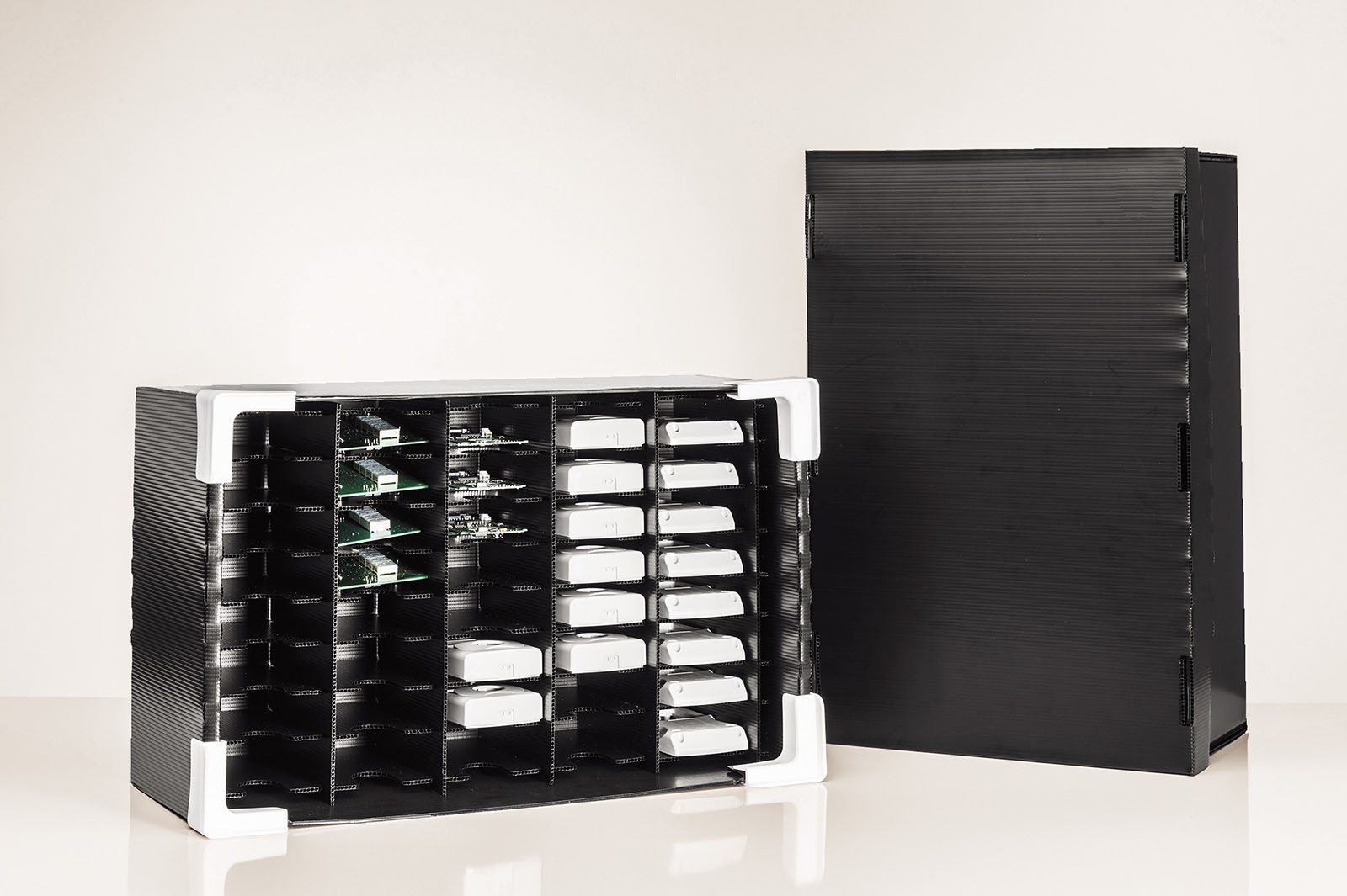 Die HKP Registerbox ist als Regalsystem für elektronische Bauteile bestens geeignet