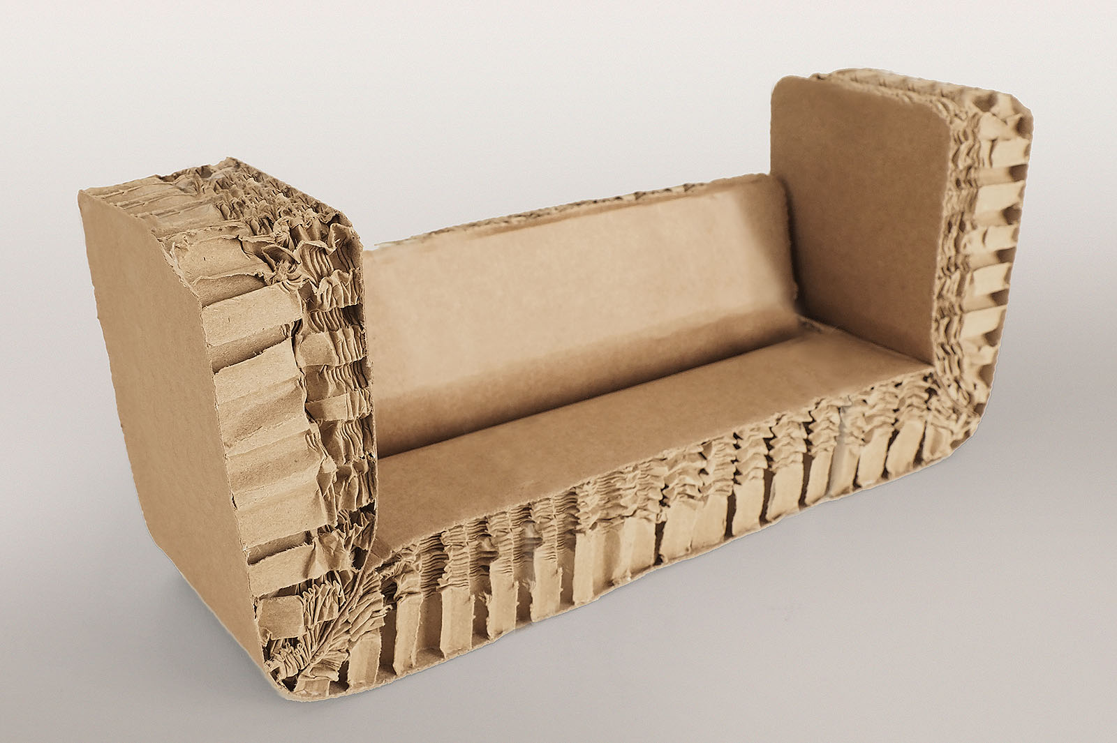 Gefaltetes Rekkor®-Wabenpolster als Kantenschutz für PC-Tower