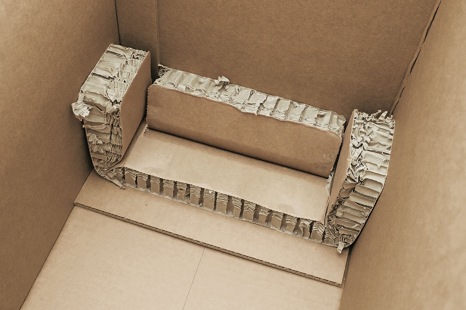 Rekkor®-Wabenpolster mit 90-Grad-Winkelung für dreidimensionale Schutzverpackungen