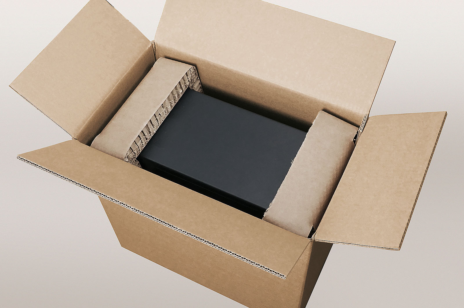 PC-Tower wird in Karton mit Rekkor®-Wabenpolster eingesetzt
