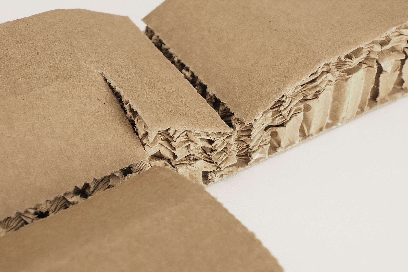 Rekkor®-Wabenpolster mit eingebrachten Schlitzungen zur formgerechten Anpassung in Schutzverpackungen