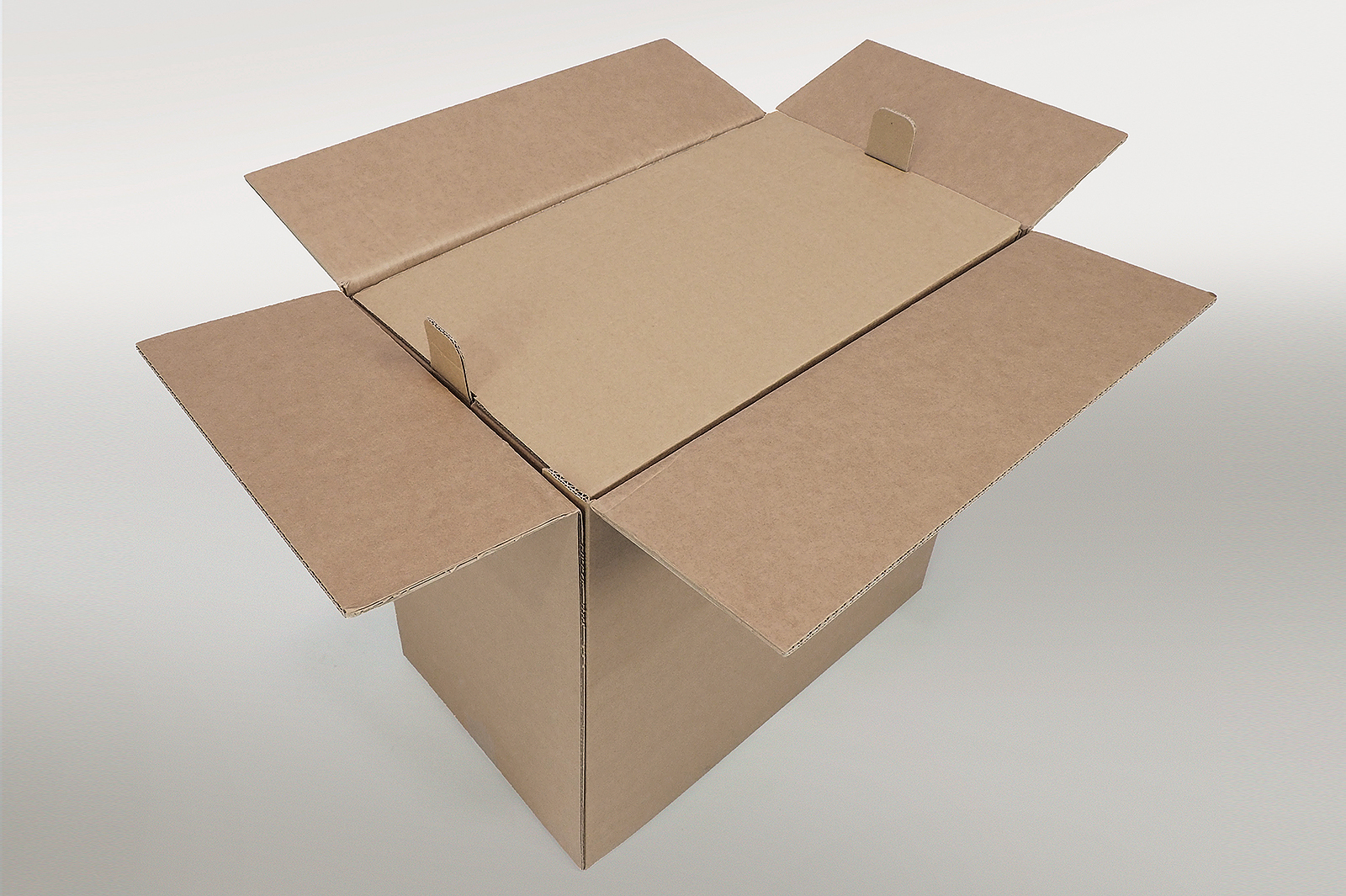 Eingesetzte Zubehörschachtel mit Fixierfunktion für 3D-Polster in nachhaltiger Verpackung mit Rekkor®-Wabenpolster