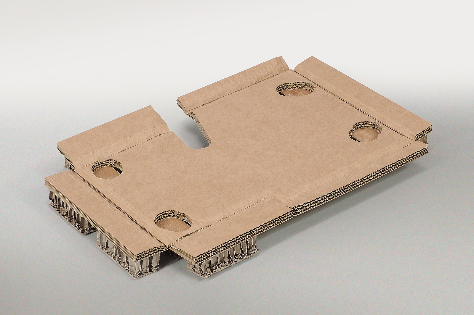 Bodenpolster mit Aussparungen für die Gerätefüße einer Siebträgermaschine aus Rekkor®-Wabenpolster und Wellpappe