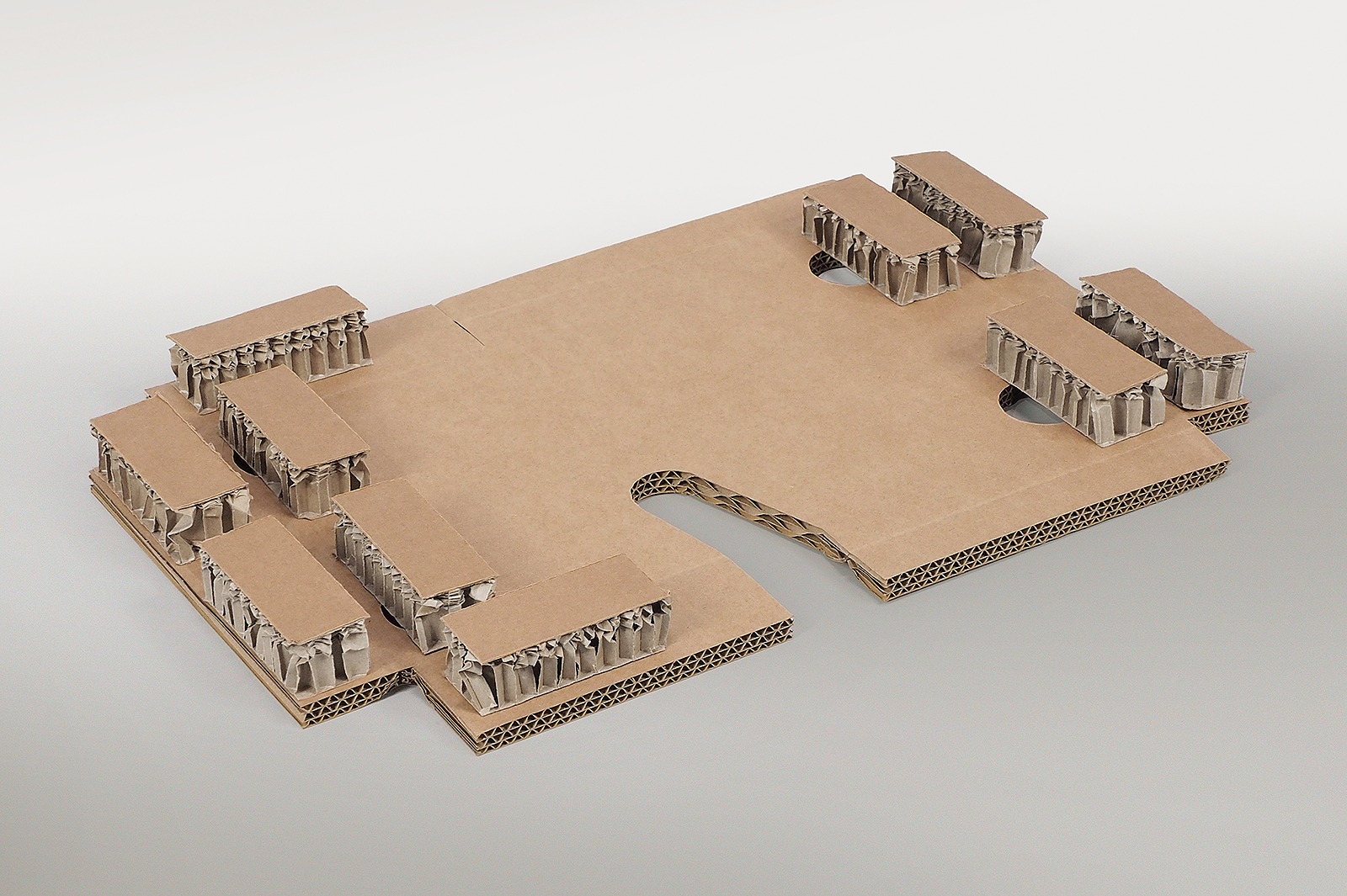 Bodenpolster aus Wellpappe mit verklebten Rekkor®-Wabenpolstern für den sicheren Versand einer Siebträgermaschine