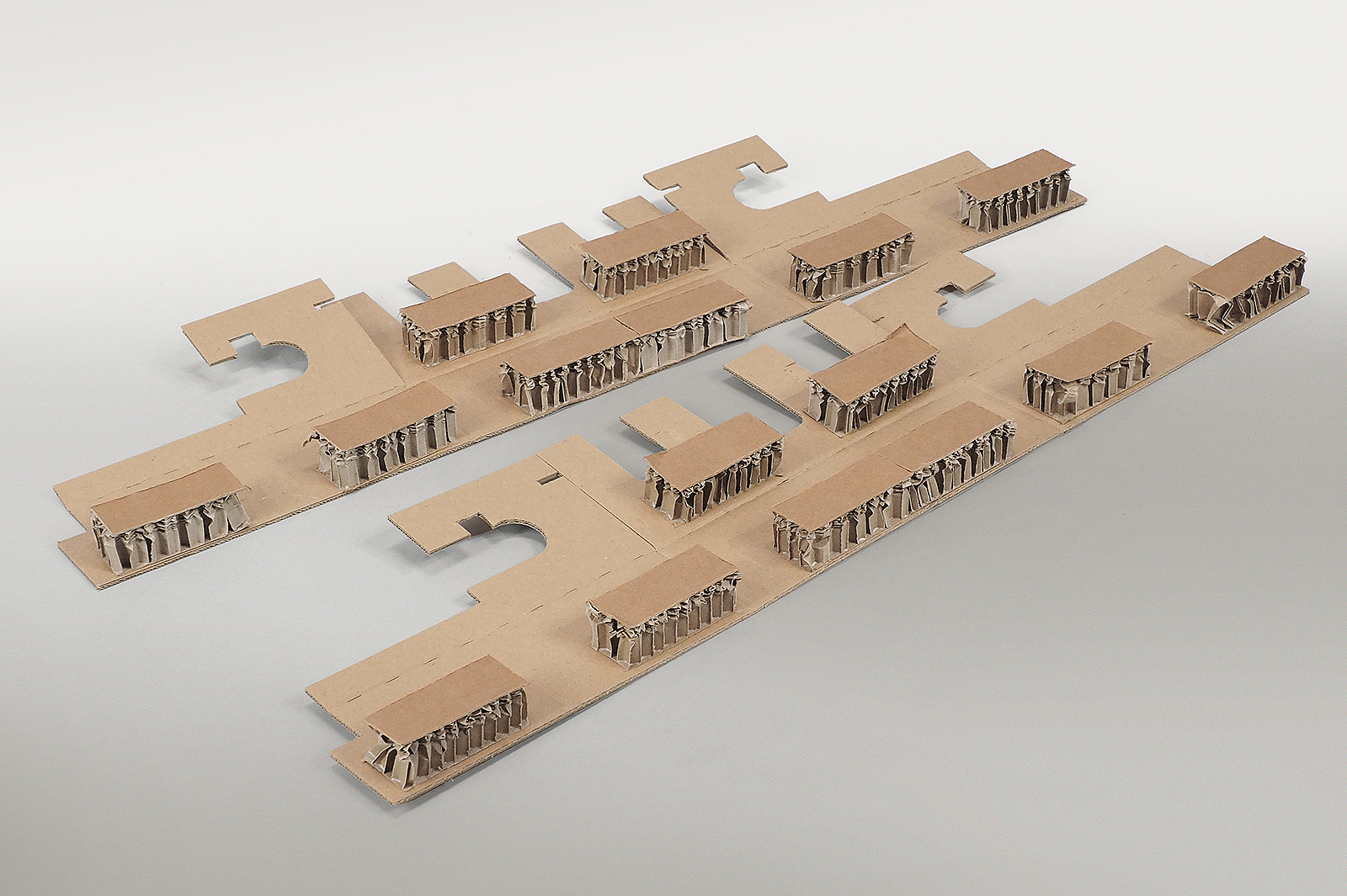 Rekkor®-Wabenpolster auf Stanzteil aus Wellpappe zur präzisen Integration in eine konstruktive Schutzverpackung