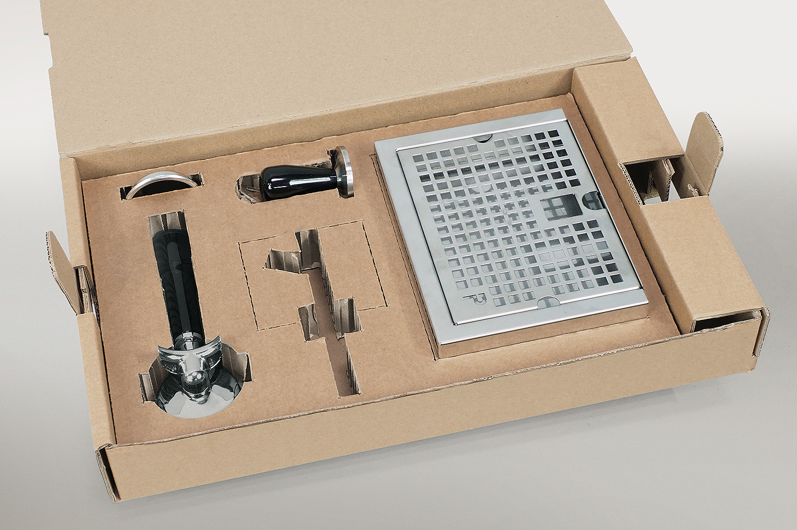 Zubehörschachtel mit Wabenplatten-Einlage für sichere und geordnete Verpackung von Siebträgermaschinen-Zubehör