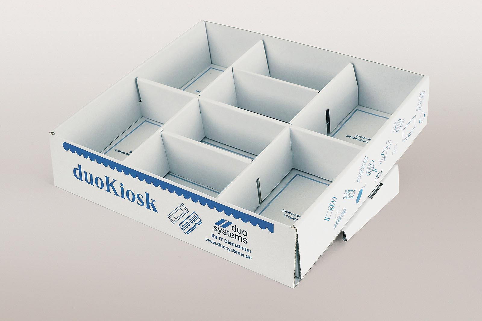 Snackbox mit untergeschlagenem Deckel in angeschrägter Präsentationsposition.