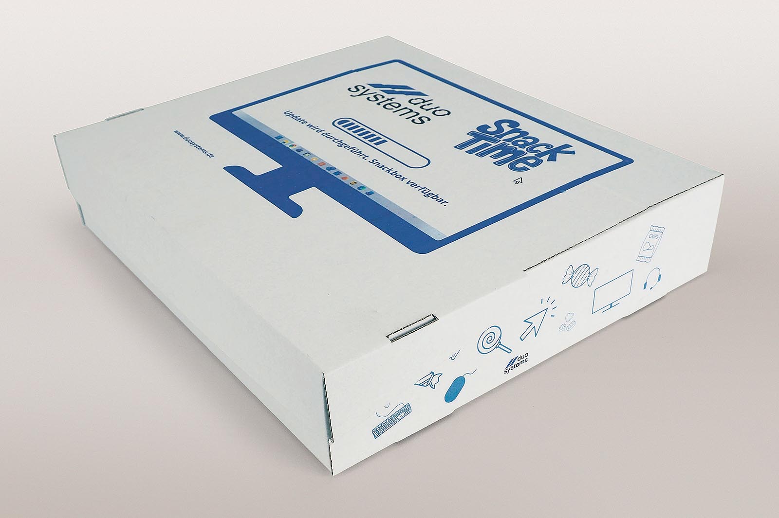 Geschlossene, doppelseitig bedruckte Snackbox aus weißer Wellpappe im Format 300 x 360 x 70 mm.