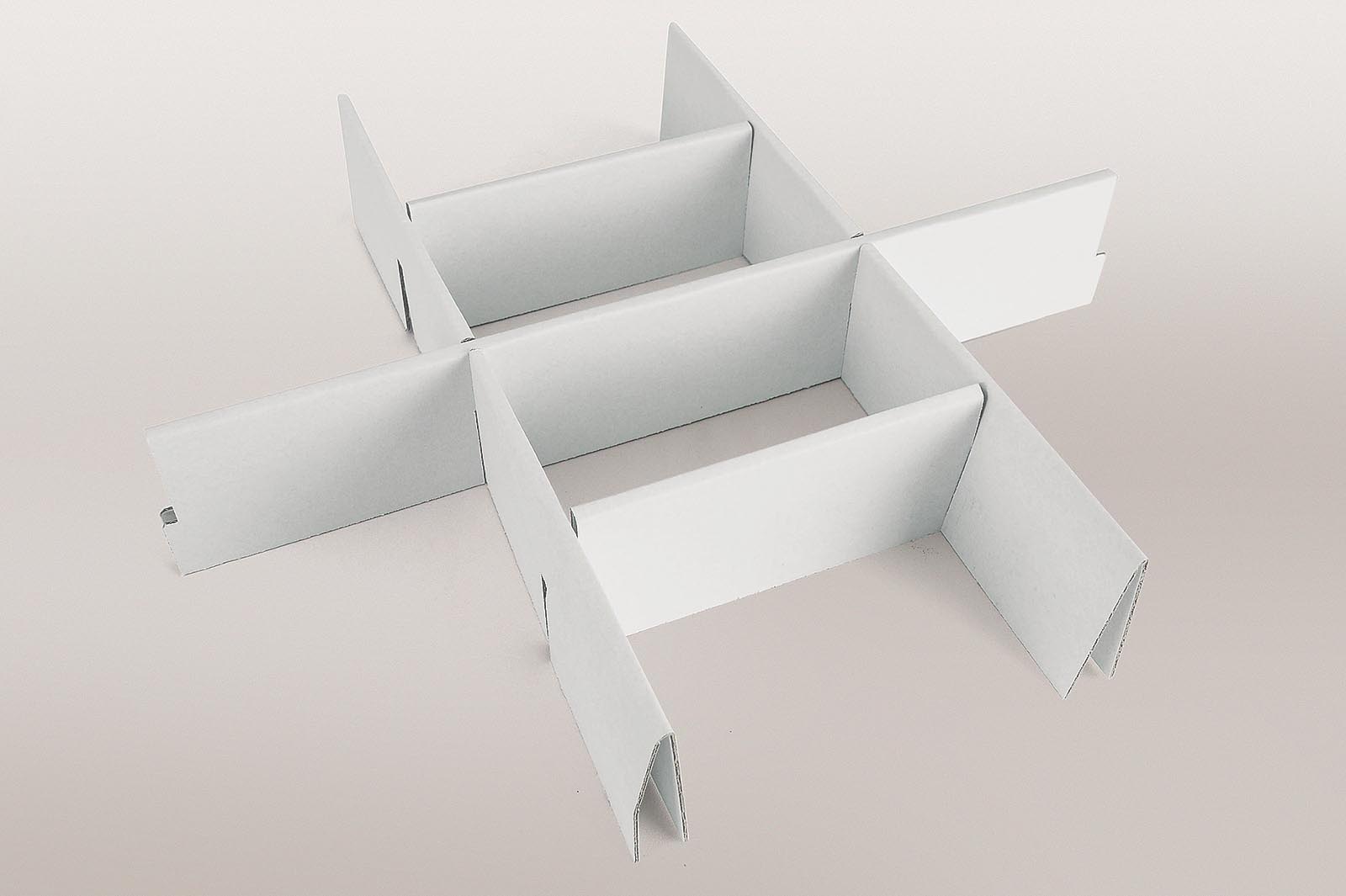 Gesteckte Fachunterteilung aus Wellpappe zur Bildung stabiler Innenfächer.
