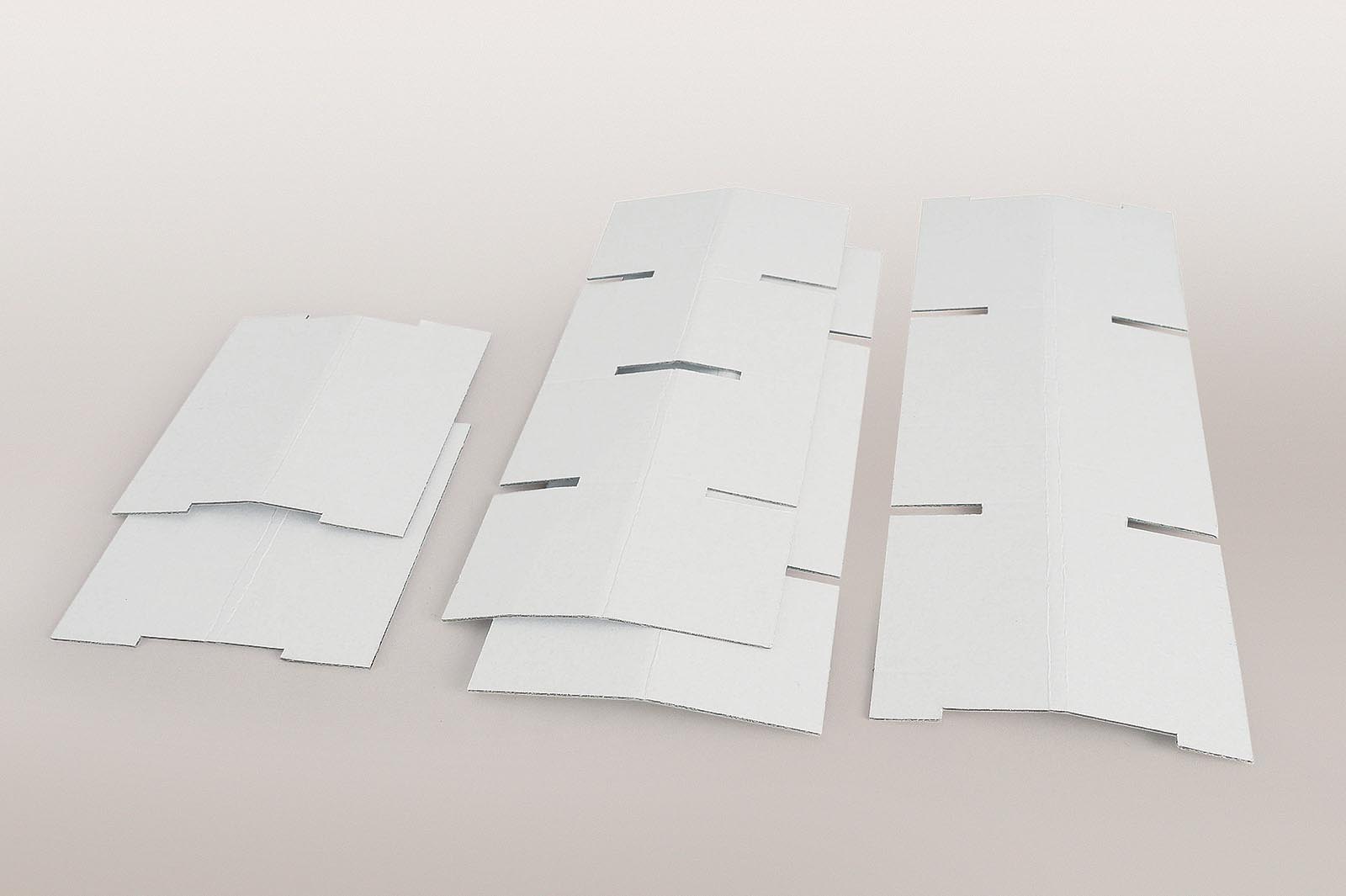 Gestanzte Fachteile der Snackbox aus weißer Wellpappe, gefertigt im gleichen Produktionsschritt.