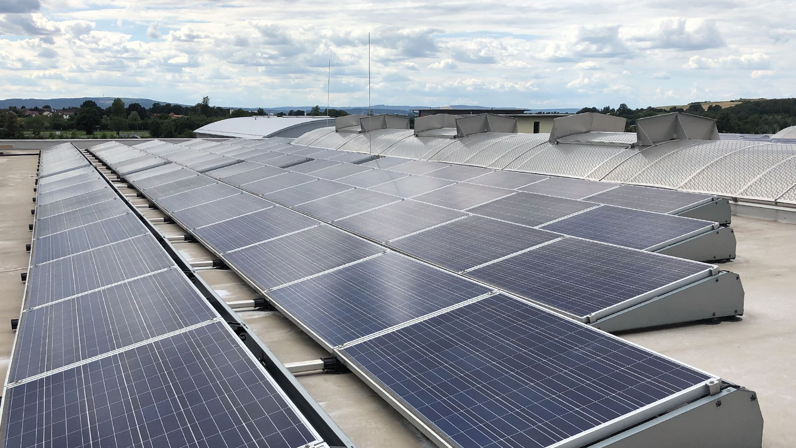 Photovoltaikanlage zur energieautarken Produktion von nachhaltigen Verpackungen
