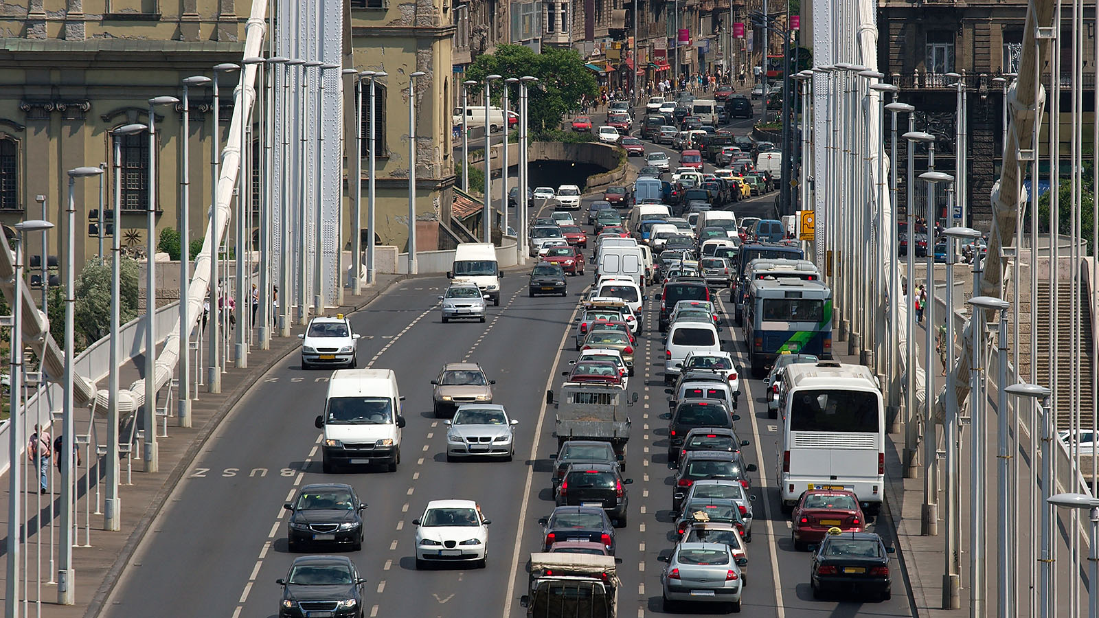 Viele Autos überqueren eine Brücke. Das Mild ist ein CO2 Kompensationsbeispiel von Stephan Schaumstoffe